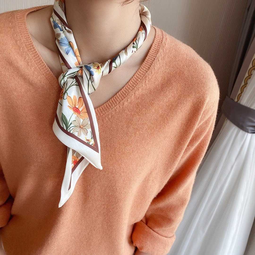Elegant and stylish floral lightweight scarf for spring/summer with diagonal lines suitable for bag pendants soft satin collar X250319