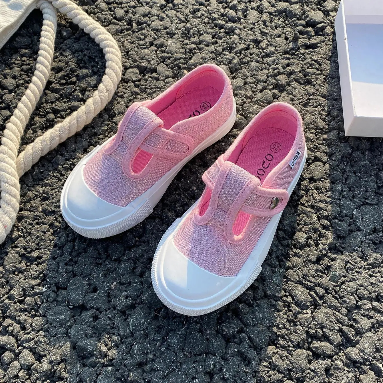 1022 Fashionable and breathable girls canvas shoes with soft soles for boys childrens shoes solid color walking shoes child 250319