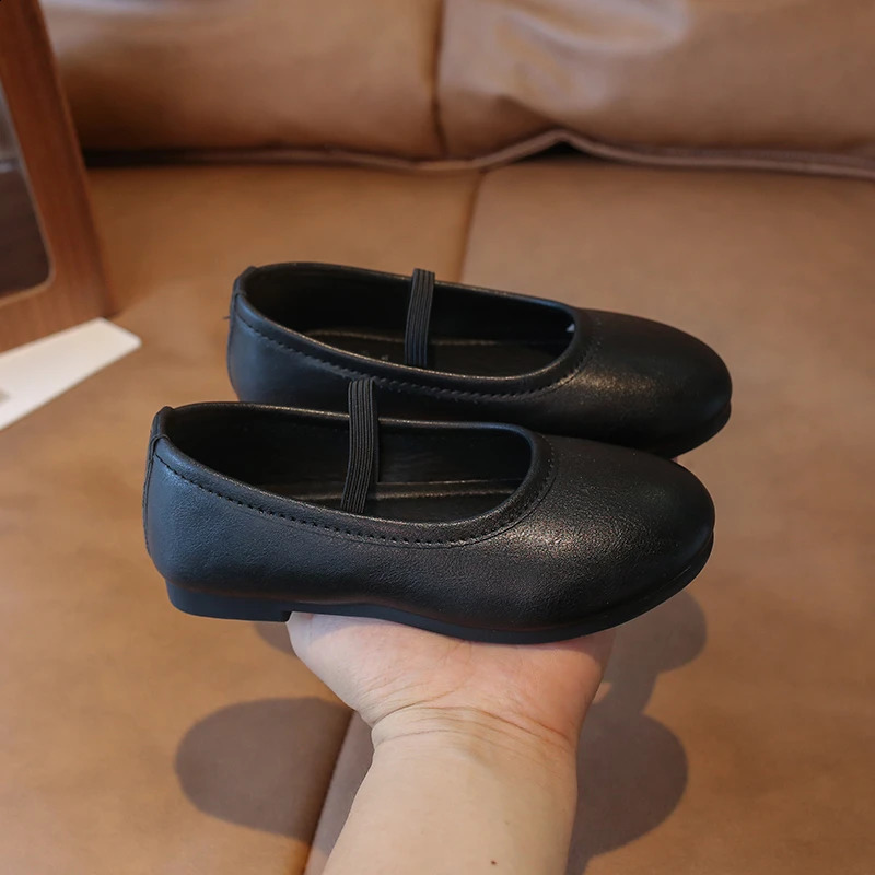 Spring and Autumn Childrens Leather Boots Black Silver Versatile Little Girls Flat Shoes Shallow Simple Fashion 250319