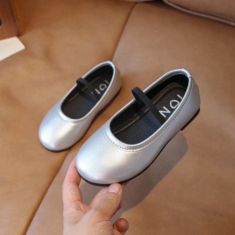 Spring and Autumn Childrens Leather Boots Black Silver Versatile Little Girls Flat Shoes Shallow Simple Fashion 250319