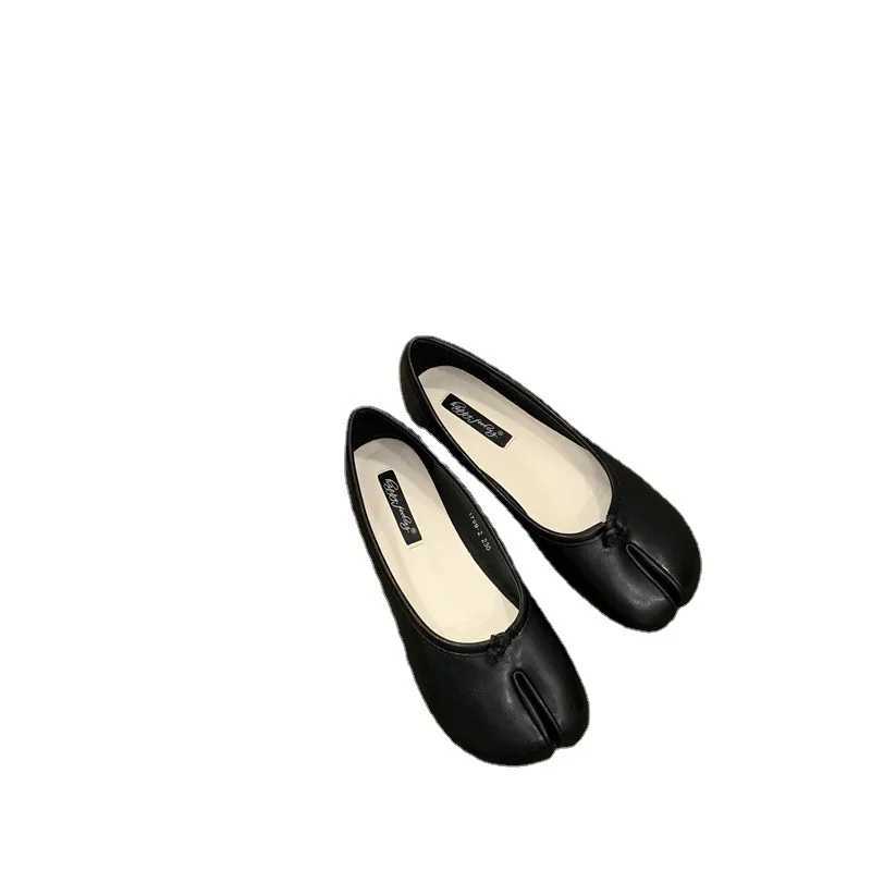 Japanese Style Tabi Ninja Shoes Womens Comfortable Leather Flat Shoes Split Hoodie Heel Womens Mary Jeans Mockasines Womens Ballet ShoesXJ250319