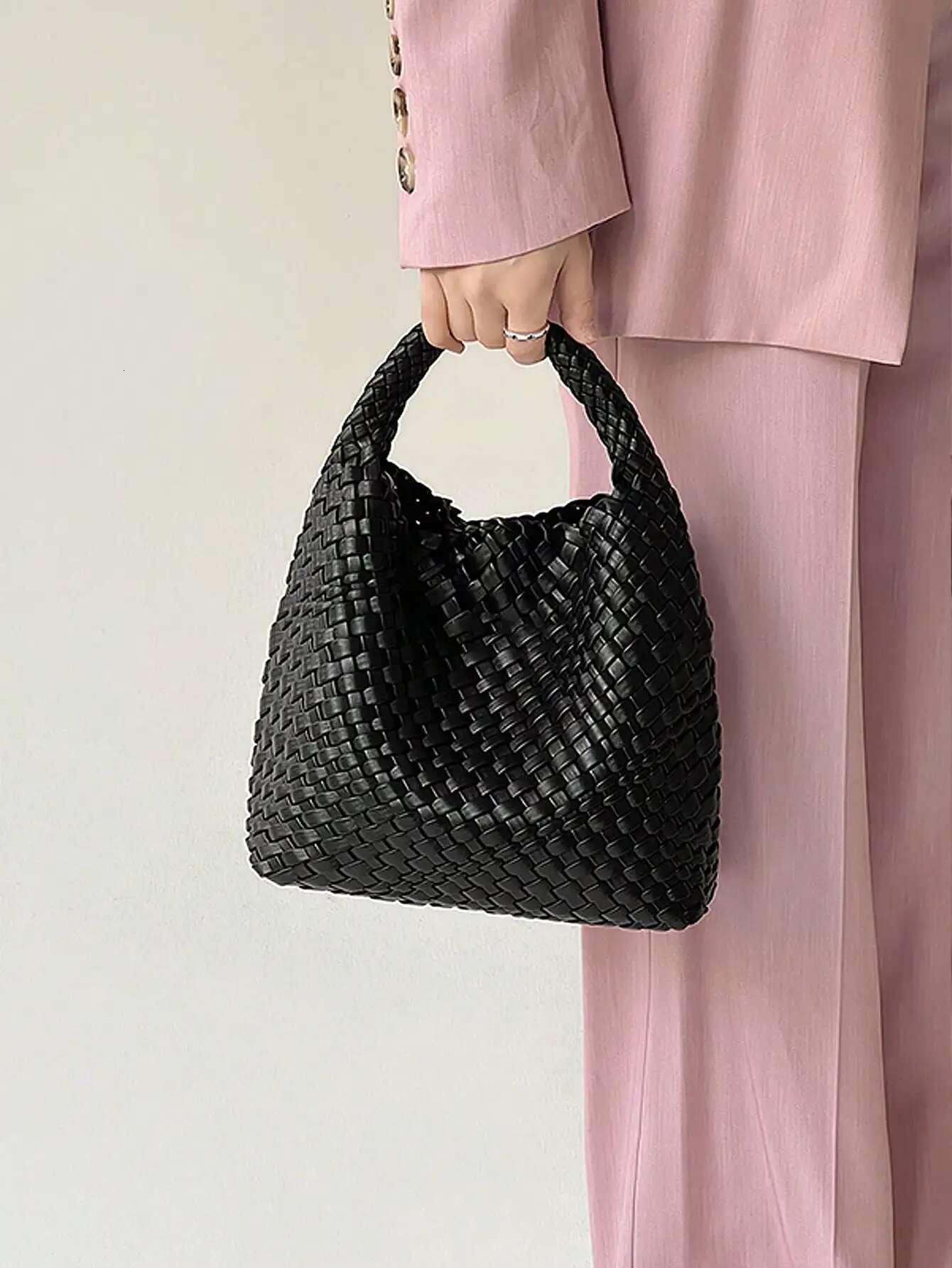 New Portable Fashionable Niche Design Woven Handbag Bucket Shoulder Armpit Simple Retro Style Bag Commuting To Work Whit