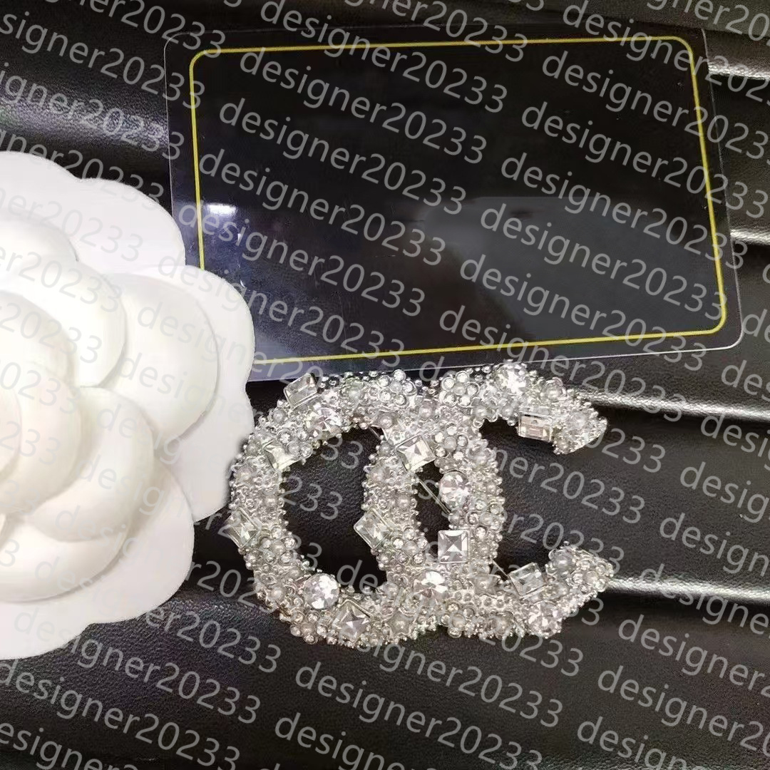 Brooch designer brooch luxury broche Letter solid colour design jewlery diamond versatile style brooch dinner wear great Three colours jewlery very good