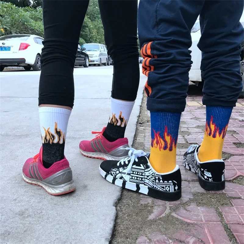 2Pairs Mens Cotton Mens Casual Flame Printed Hip Hop Socks Unisex Harajuku Womens Suffocating Socks Mens Skateboarding Socks 2024 New Edition X250319