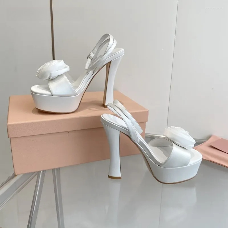 2025 S Fashion Designer Sandals Stylish Women Silk Platform With Rose Wer Elegant Round Toe Buckle Strap Wedding Shoes Summer Chic Girls Party Heels