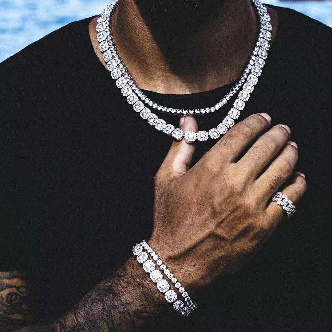 Various 5A zircon CZ cluster necklaces and bracelets enter the cold palace, shining with golden light, men gather tennis chains