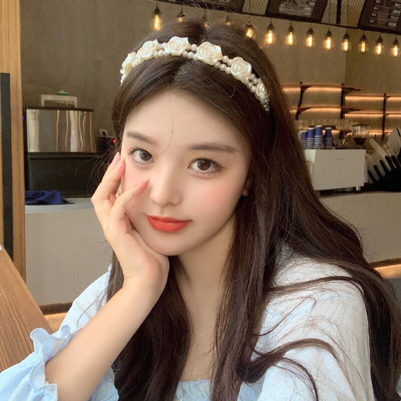 Vintage-Inspired Pearlized Headband Adorned with Roses Feminine Double Layered Hair Accent for Women