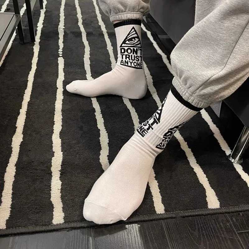1 pair of mens fashionable hip-hop contrasting firefighter soCKs red flame flame torch hot street skateboard cotton soCKs X250319