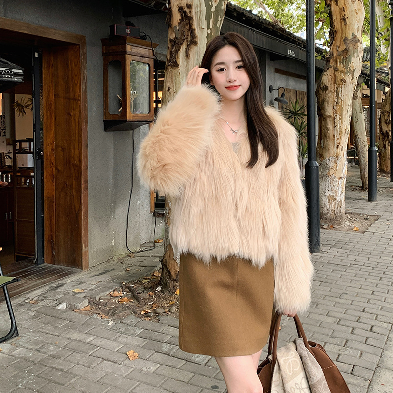 Young fox grass women's 2024 winter new fashion short fur jacket looks slim