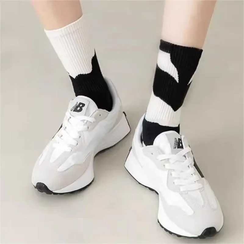 Super Beautiful Color Block Asymmetric Niche In Tube Socks Couple AB Socks Creative Fashion Trendy Cool Lovers Socks Mens X250319