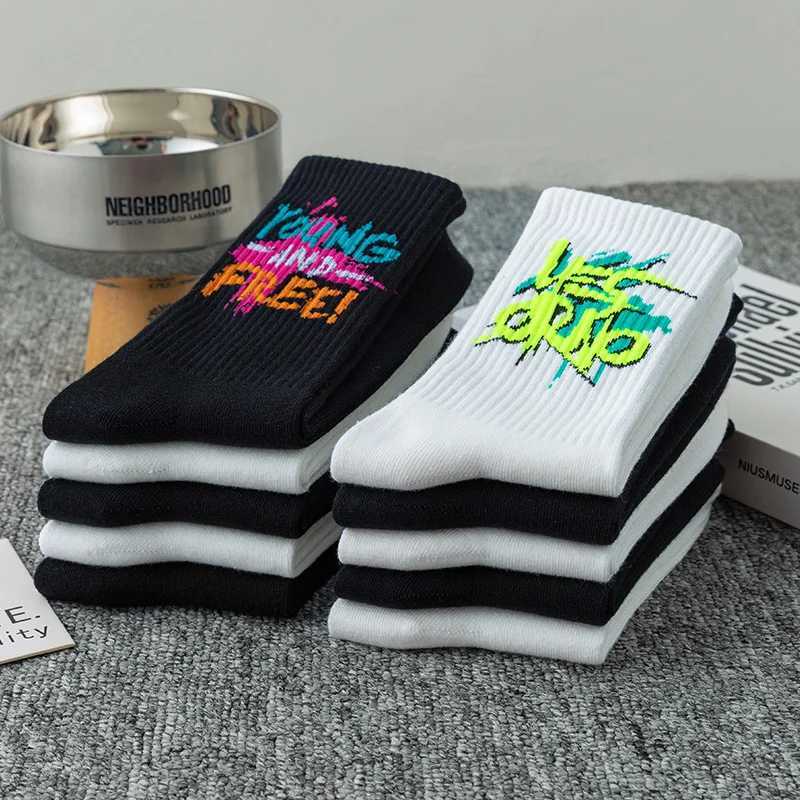 10 pairs of street style spray painted fashionable socks men can wear black and white casual long socks all year round X250319