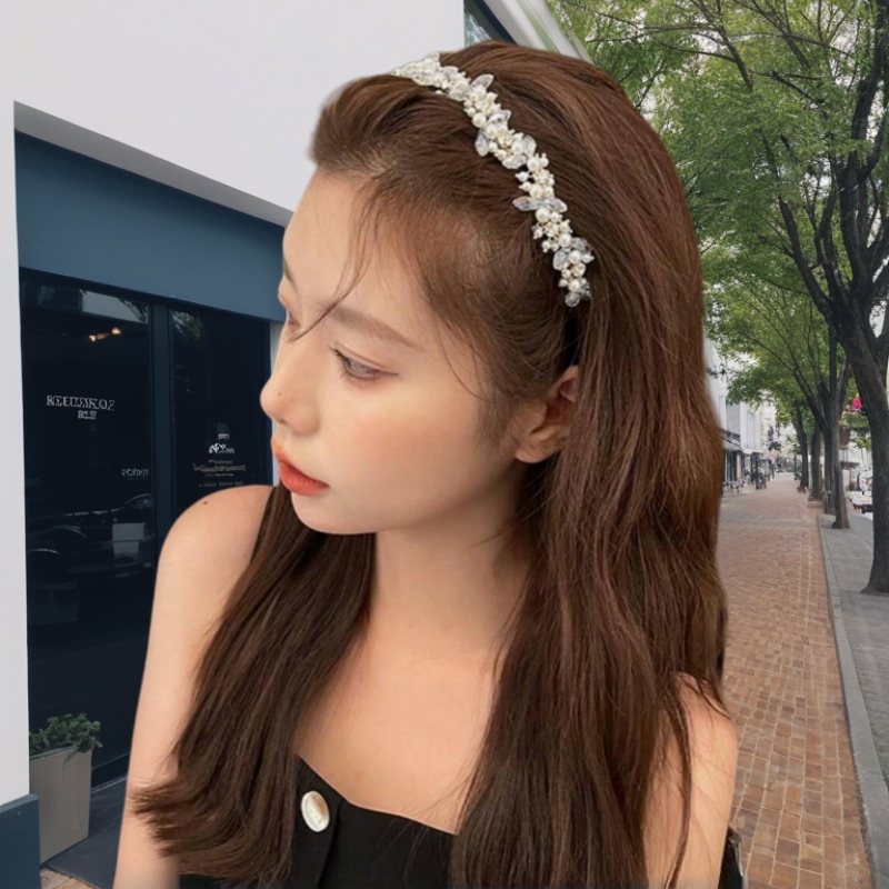 Luxurious Women's White Pearled Crystal Flower Hair Ornament for Wedding and Evening Wear