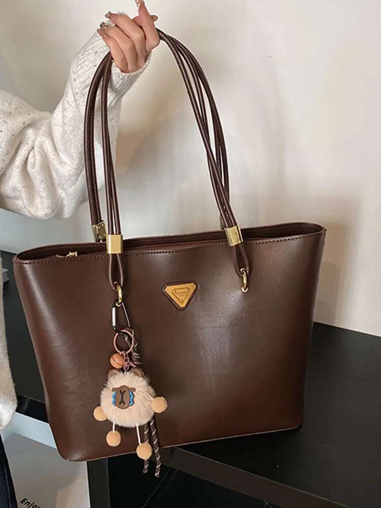 2025 Winter New High-End Designer Fashion Personality Hot Large-Capacity Tote Work Commuter New Shoulder Bag Retro Trend Classic bags