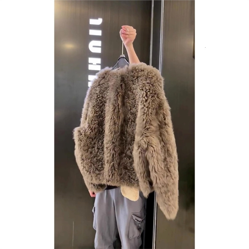 High end European style integrated lamb fur with high-end feel, super beautiful brown short coat for women in autumn and winter