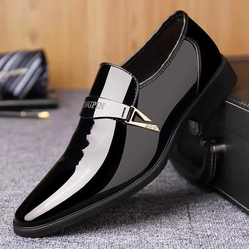 2025 Leather Shoes for Men Patent Leather Mens Casual Oxford Shoes Moccasin Glitter Male Footwear Designer Business Casual ShoesXJ250319