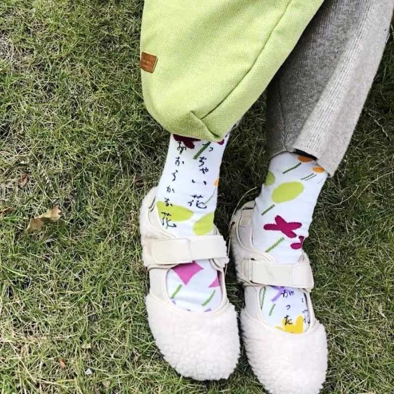 Japanese multi-color jacquard carrot chestnut flower literary cute two-toe socks middle tube or split toe socks tide socks X250319