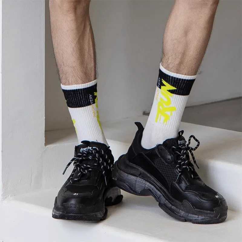 Mens socks spring and summer mid tube socks sports socks fashionable lightweight breathable sweat absorbing solid color socks X250319