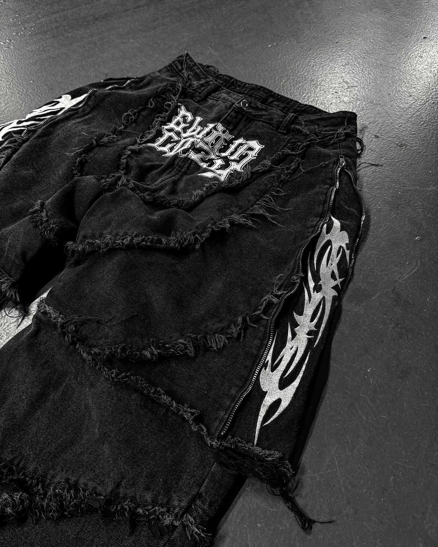 Y2k decal striped embroidered fur edge jeans fashionable American retro zipper patchwork pocket jeans punk mens black denim pantsT250319