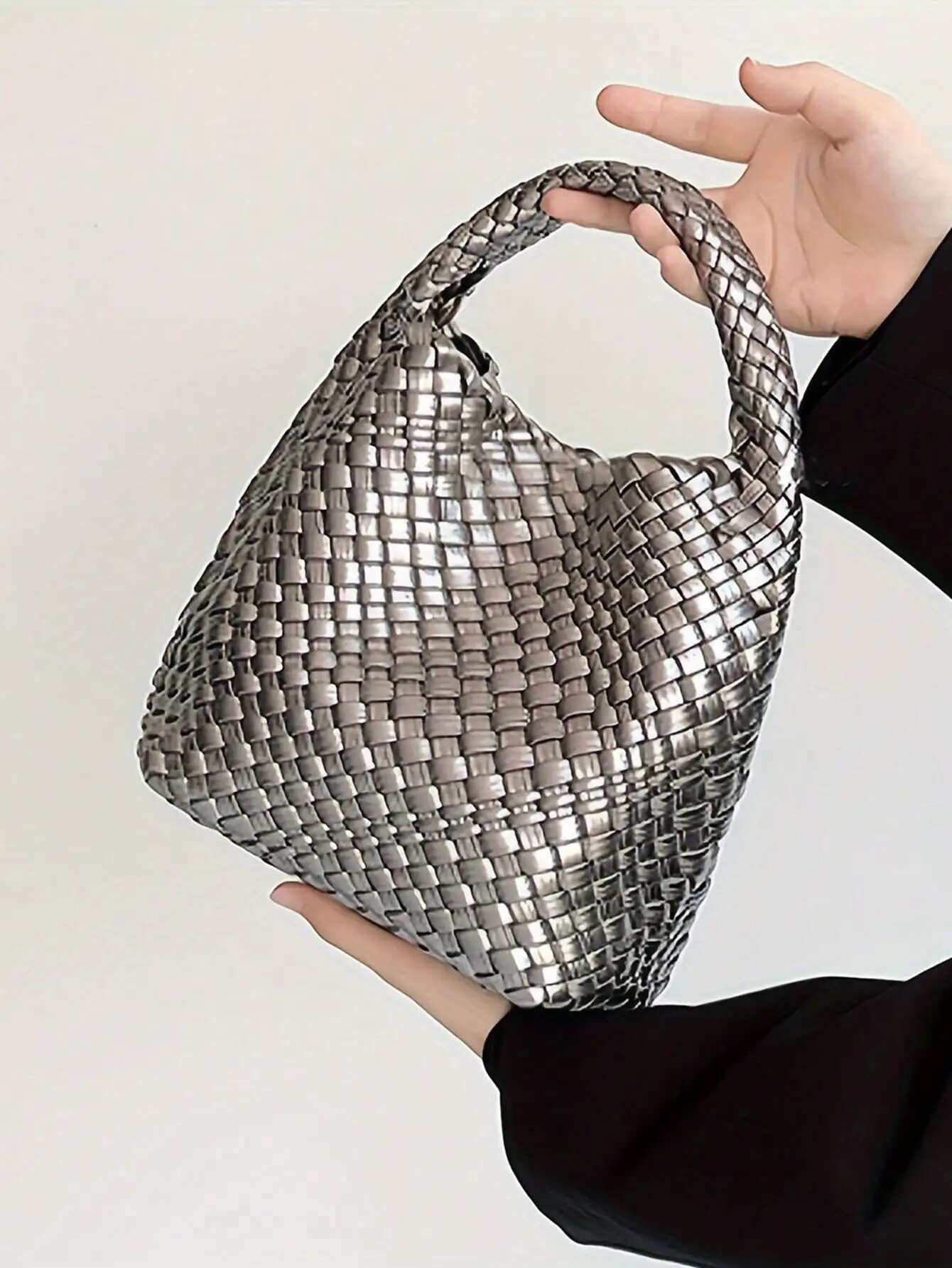 New Portable Fashionable Niche Design Woven Handbag Bucket Shoulder Armpit Simple Retro Style Bag Commuting To Work Whit