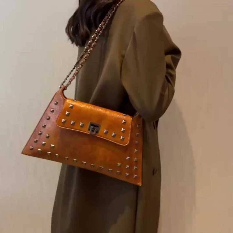 New Arrival Chic Rivet chain bag - FAshion womens eternal Turn Lock shoulder bag - Versatile Daily Companion T250318