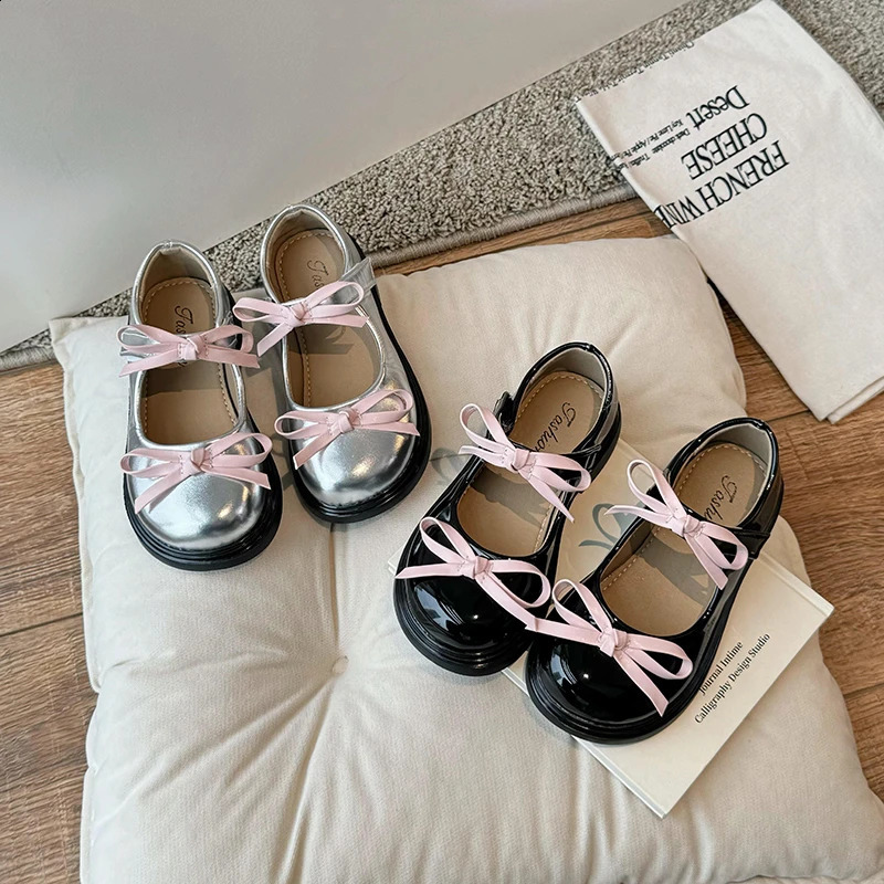 Spring Girls Mary Janes Silver Black Bow Elegant Childrens Leather Shoes Short and Fat Round Toes Beautiful Unique Flat 2636 250319