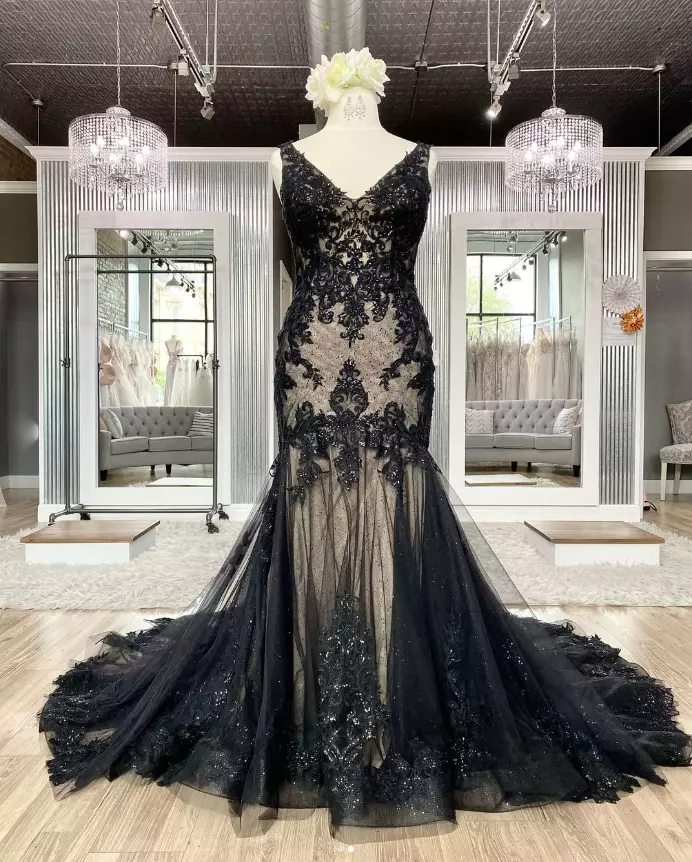 Gothic Black Lace Mermaid Wedding Dress With Champagne Lining Appliques Sleeveless V-neck Vintage Bridal Gown 2025 Vestido De Novia