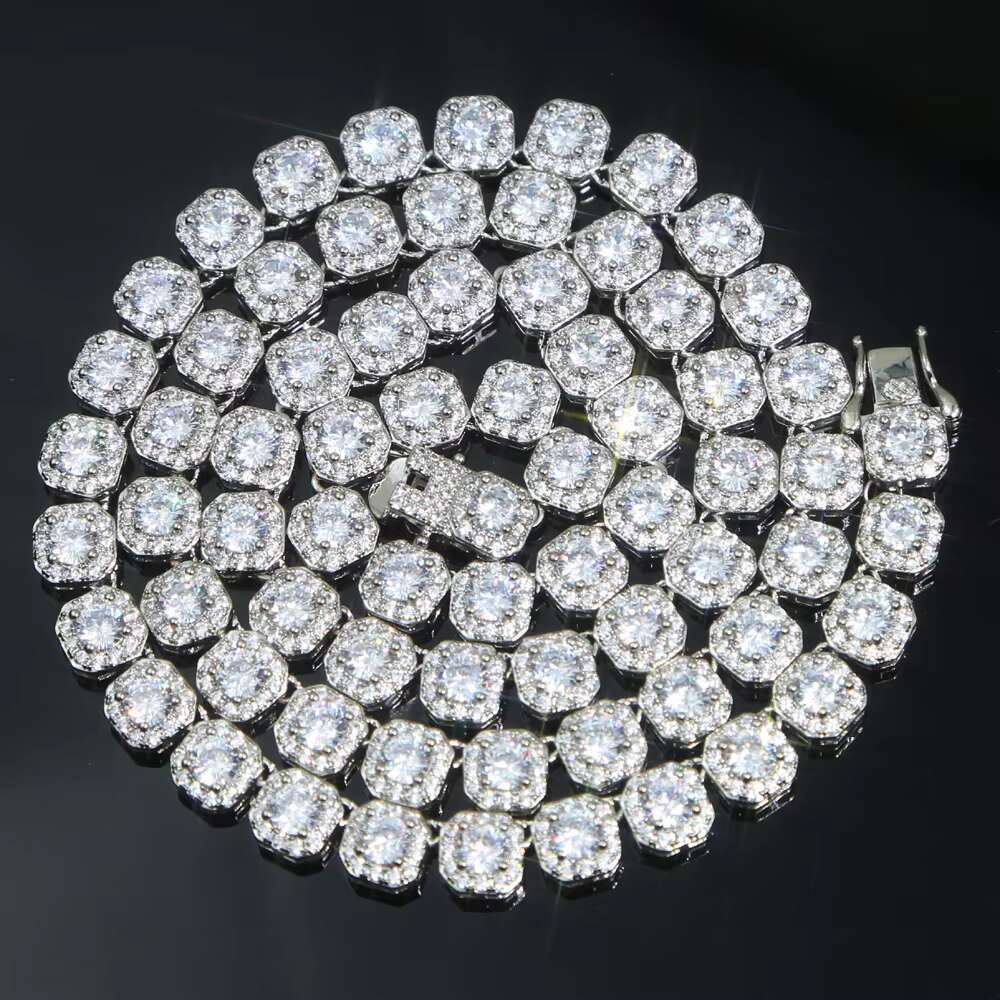 Various 5A zircon CZ cluster necklaces and bracelets enter the cold palace, shining with golden light, men gather tennis chains