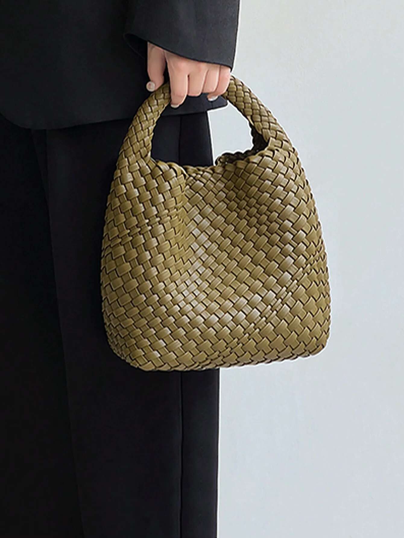 New Portable Fashionable Niche Design Woven Handbag Bucket Shoulder Armpit Simple Retro Style Bag Commuting To Work Whit