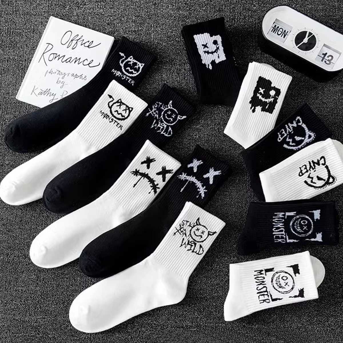 5pairs Mens Black And White Letter Cartoon Bear Trendy And Versatile Mid-Calf Sweat-Absorbent Crew Socks X250319
