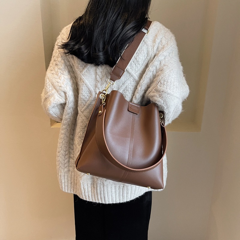 Large Capacity Bucket For Women's fashion New Fashionable Autumn And Winter Broadband Crossbody Bag, One Shoulder Portable Tote Bag Fashion Shoul