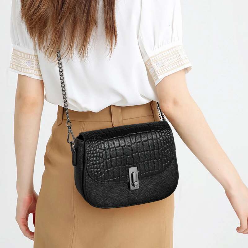 Fashionable Crocodile Pattern Cowhide Women's Shoulder Bag, Casual And Versatile Black Daily Commuting Mini Shell Bag