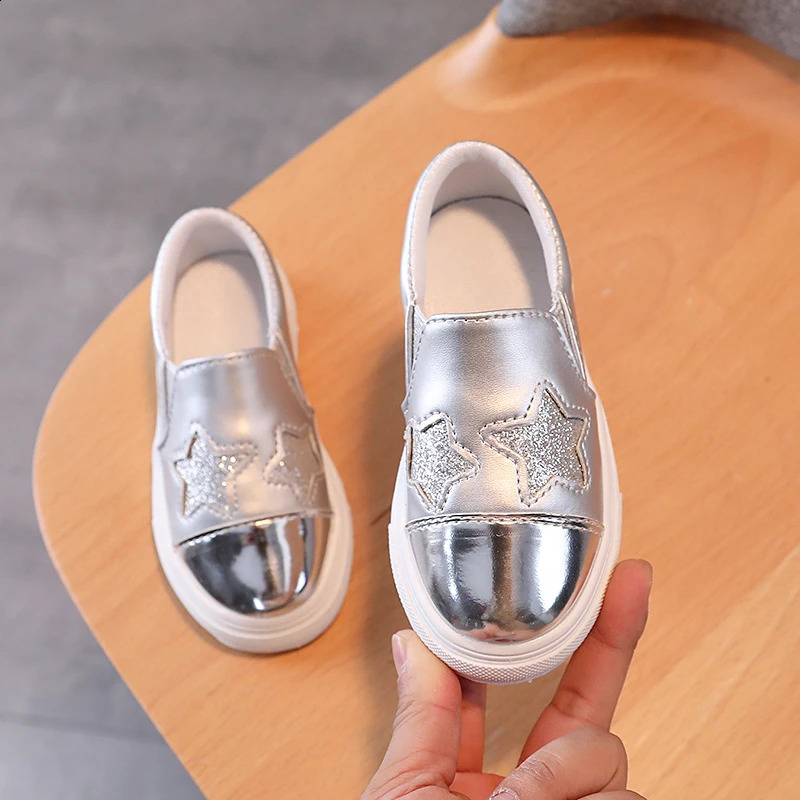 Childrens casual shoes suitable for medium to large girls childrens flat smooth skin patches glitter star fashion soft and cute 250319