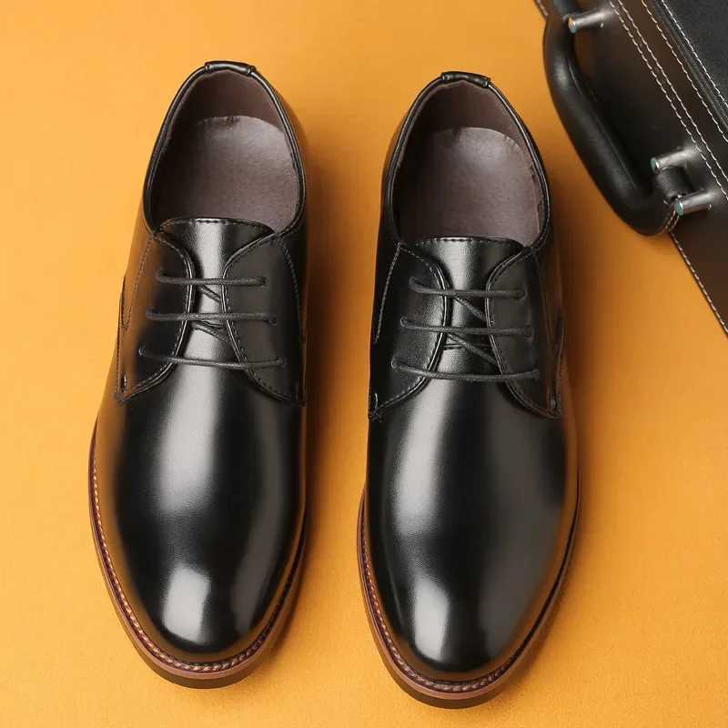 Mens breathable leather shoes with black soft leather soles for spring and summer mens business casual shoesXJ250319