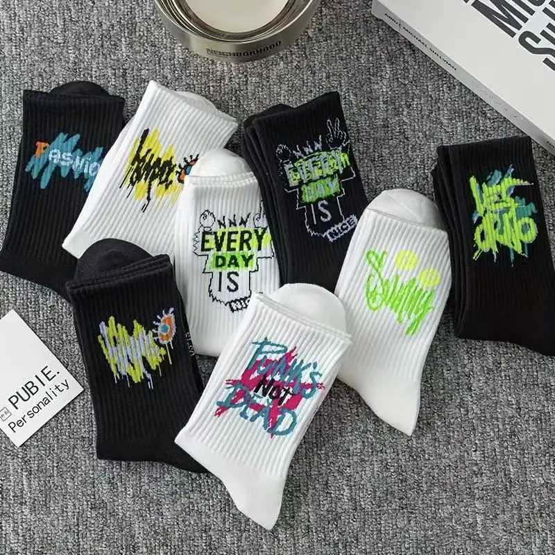 10 pairs of street style spray painted fashionable socks men can wear black and white casual long socks all year round X250319