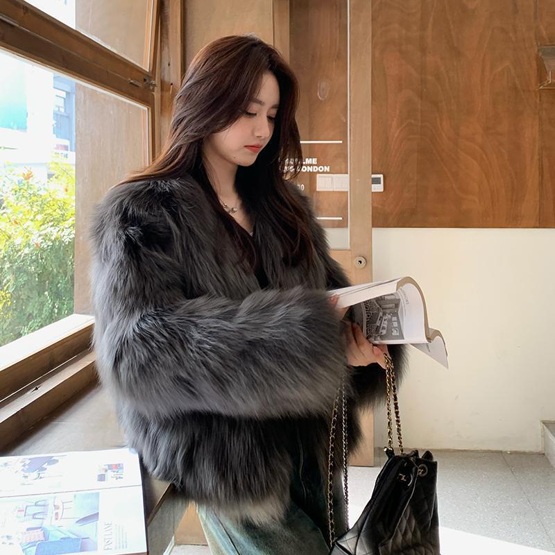 Young fox grass women's 2024 winter new fashion short fur jacket looks slim