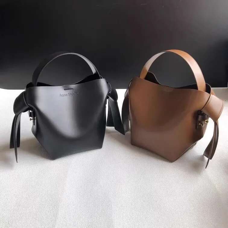 Light Fashion Handbag Simple French Design Smooth Leather Solid Color Popular Women's Shoulder Bag