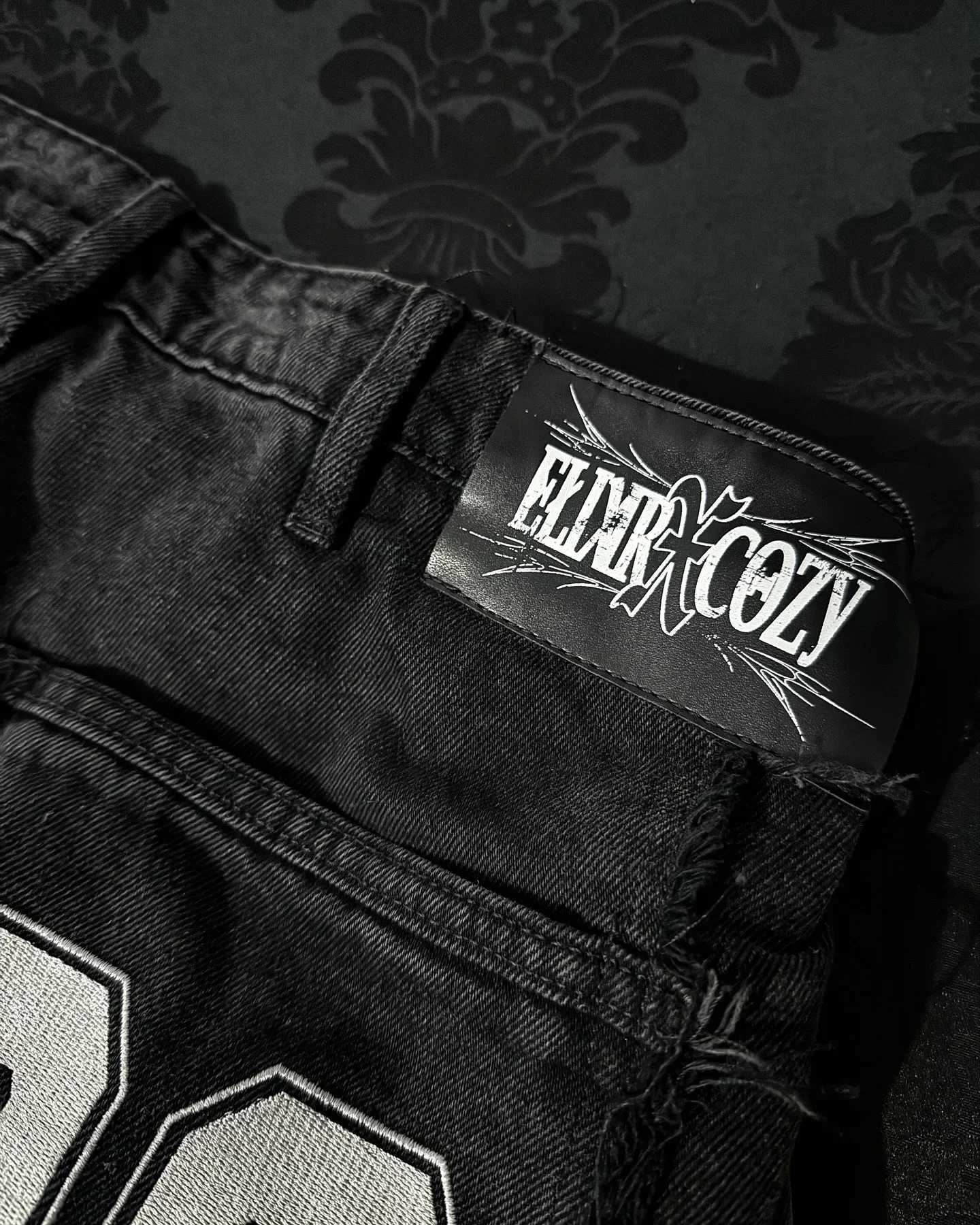Y2k decal striped embroidered fur edge jeans fashionable American retro zipper patchwork pocket jeans punk mens black denim pantsT250319