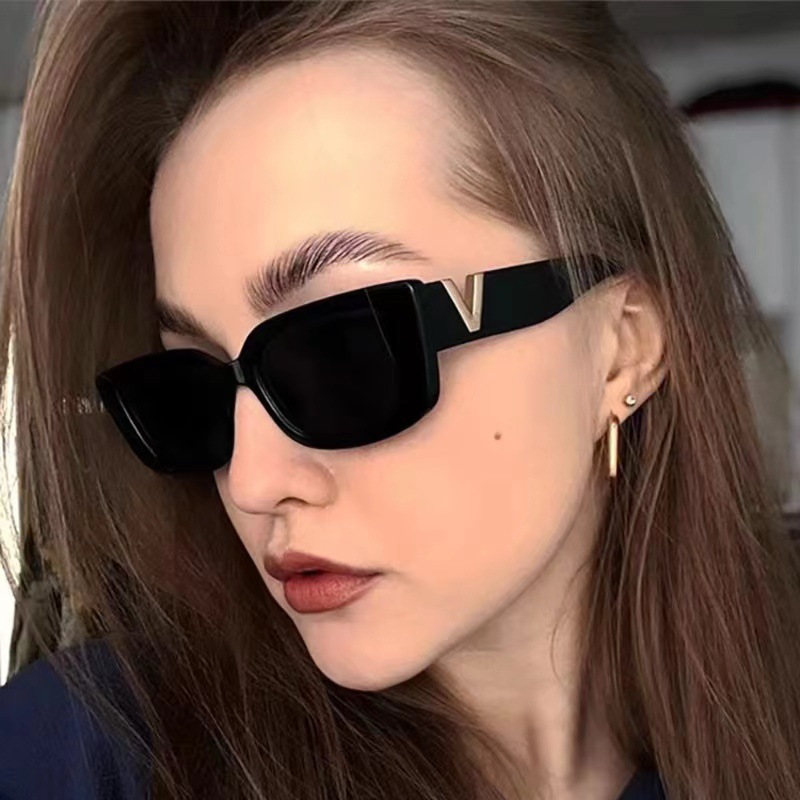 Explosive fashion V square small frame sunglasses advanced sense of European and American style net red with the same trend retro sunglasses 2025