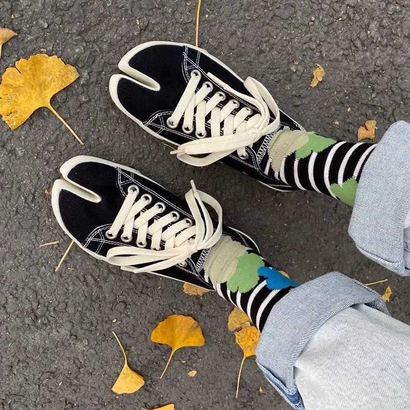 Japanese multi-color jacquard carrot chestnut flower literary cute two-toe socks middle tube or split toe socks tide socks X250319