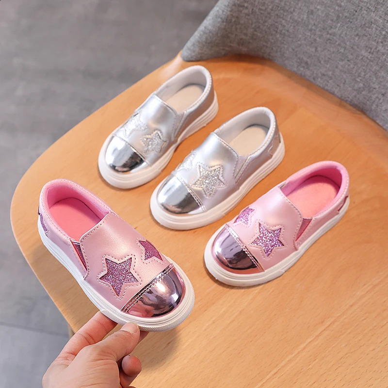 Childrens casual shoes suitable for medium to large girls childrens flat smooth skin patches glitter star fashion soft and cute 250319