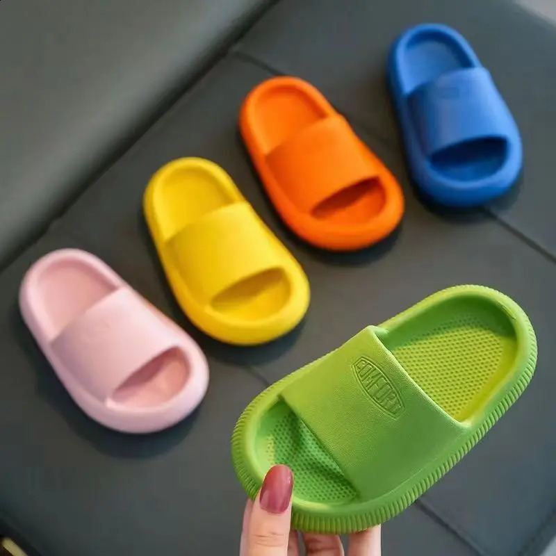 Childrens bathroom slippers summer solid color non slip soft bottom childrens slippers 4-10 years old boys and girls cute family slippers 250318