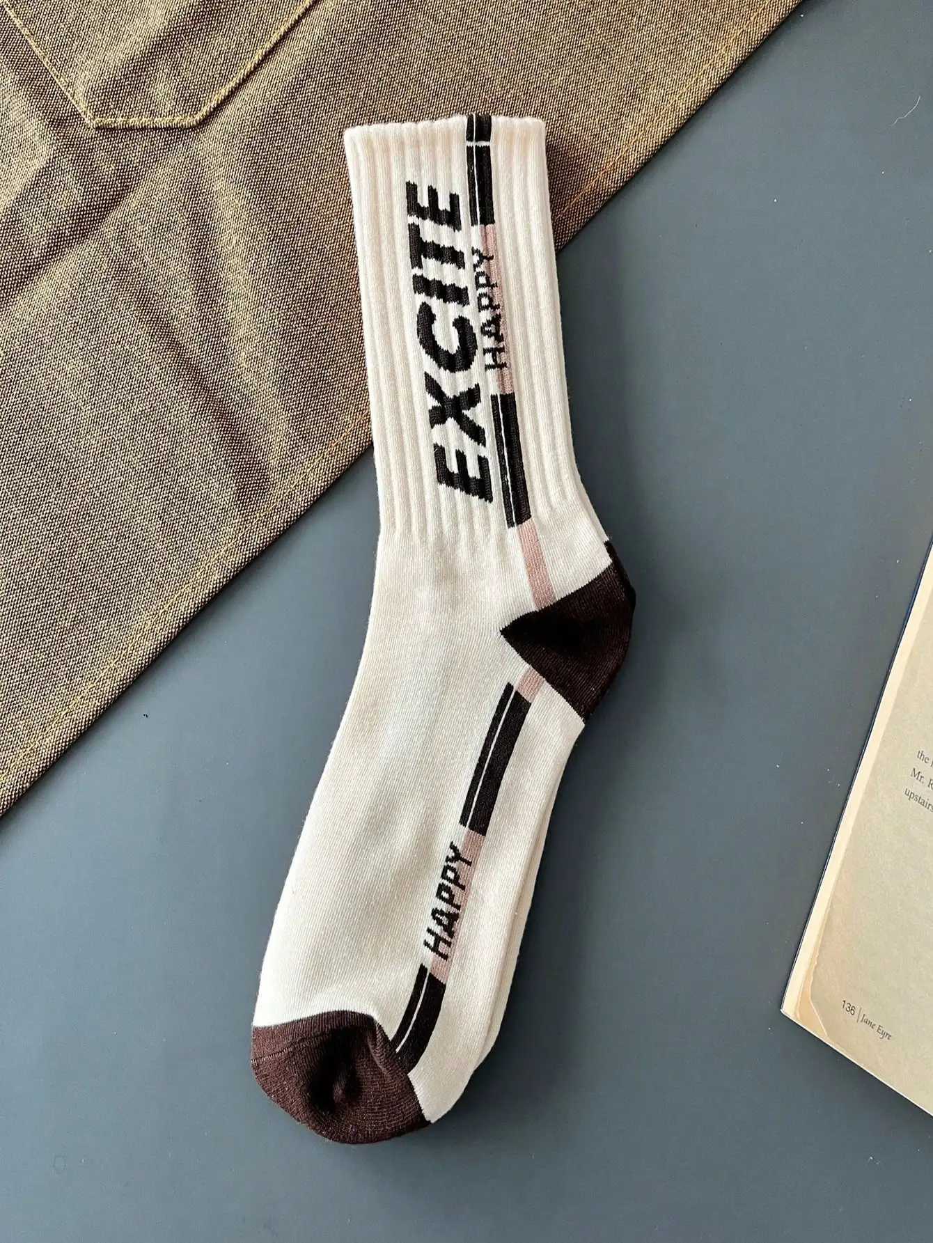 8 pairs of socks Coffee color random pattern American mens mid-tube winter socks Deodorant mid-tube sports mens socks suitable X250319
