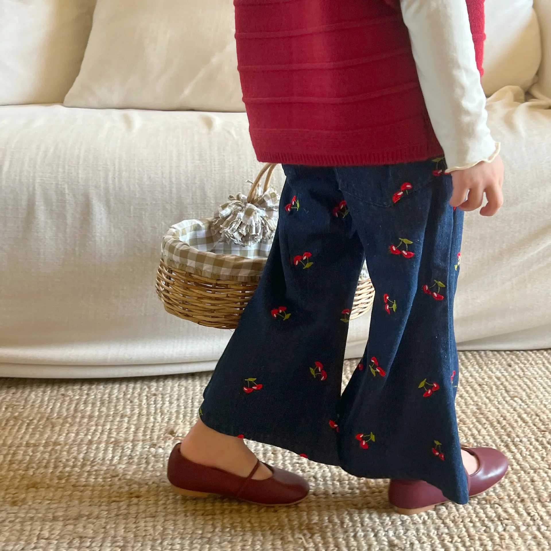 Childrens clothing girls jeans autumn 2024 new Korean girls casual cherry bell bottom 2-9-year-old childrens jeans Trojan horseT250318