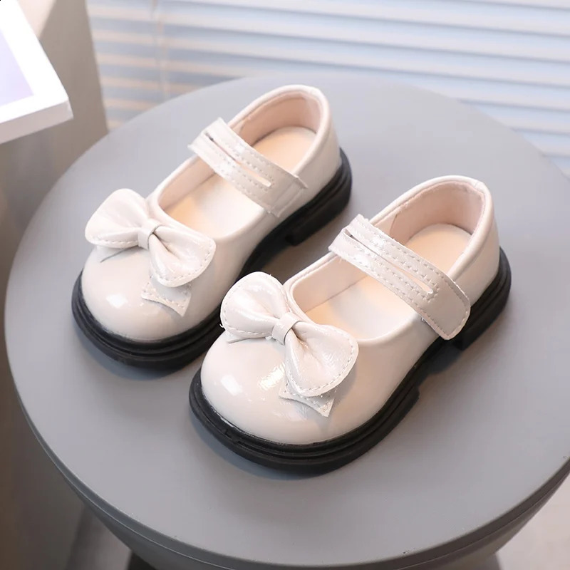 Childrens womens shoes are soft and non slip Spring summer childrens Korean fashion bow breathable n casual leather 250319