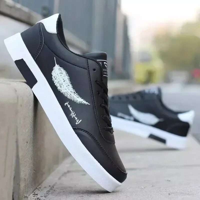 2025 new summer sports shoes men's board shoes vulcanized cheap flat bottom designer fashionable men's tennis shoes