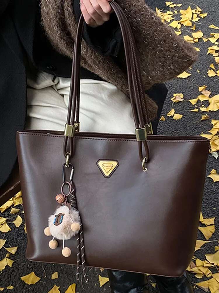 2025 Winter New High-End Designer Fashion Personality Hot Large-Capacity Tote Work Commuter New Shoulder Bag Retro Trend Classic bags