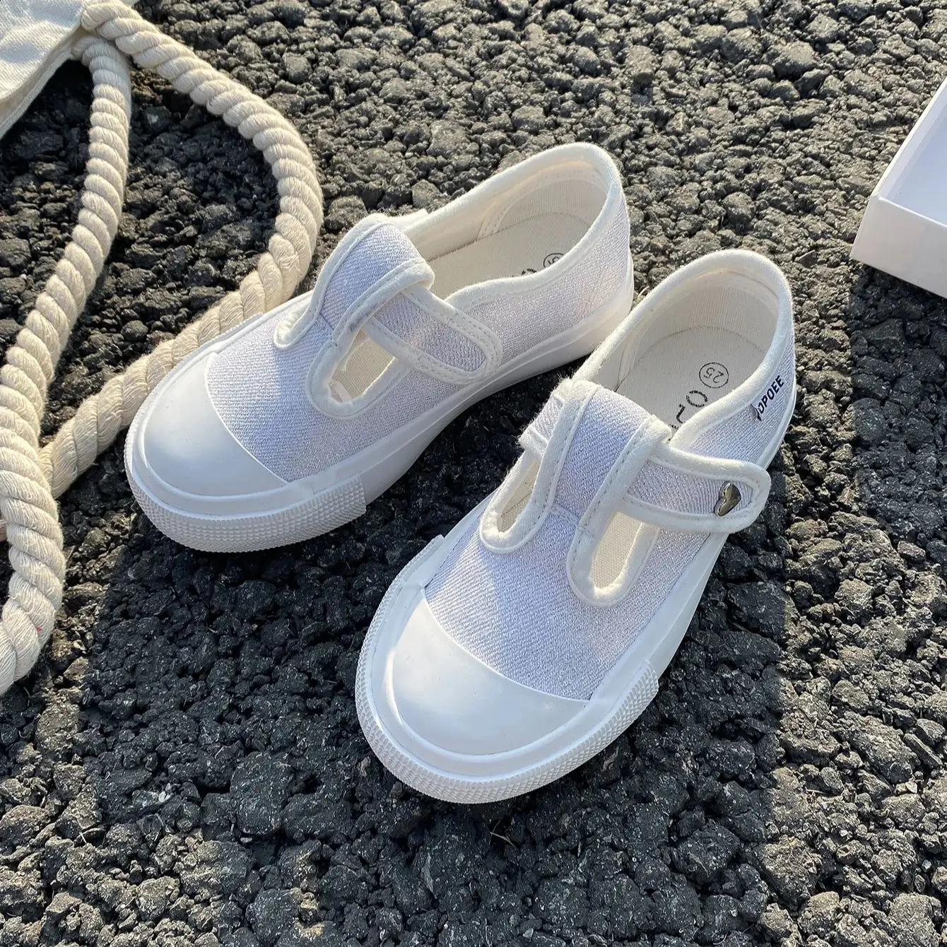 1022 Fashionable and breathable girls canvas shoes with soft soles for boys childrens shoes solid color walking shoes child 250319