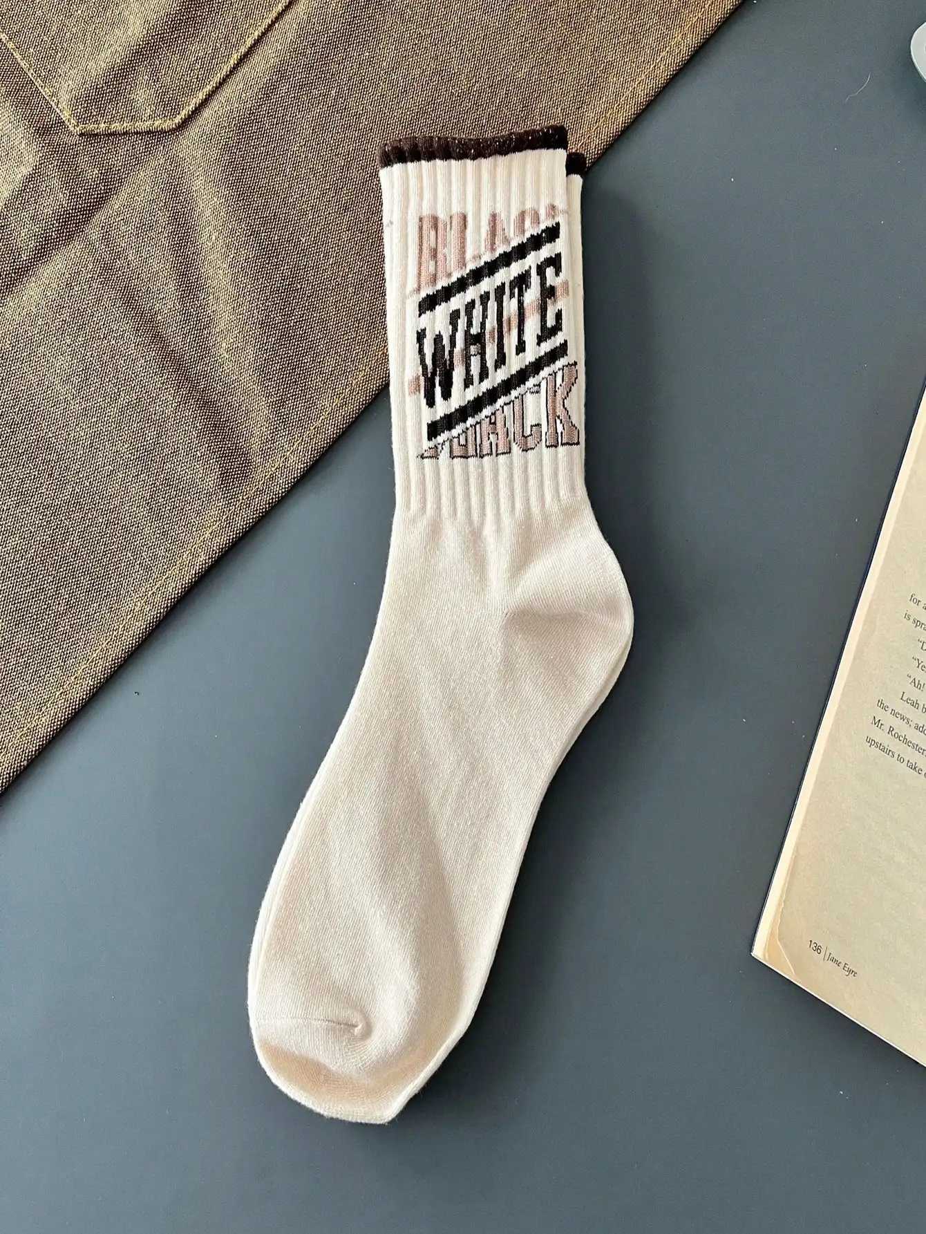 8 pairs of socks Coffee color random pattern American mens mid-tube winter socks Deodorant mid-tube sports mens socks suitable X250319