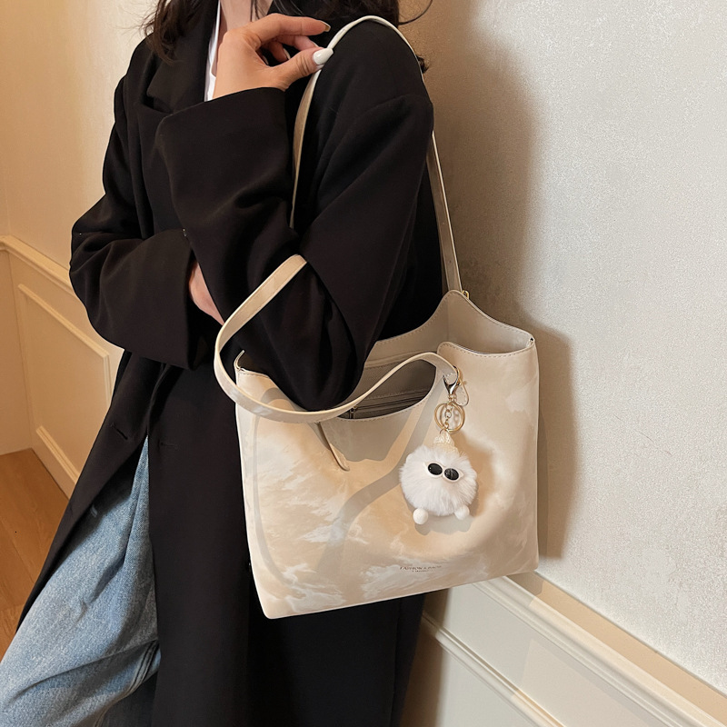 High End Fashion Versatile One Shoulder Commuting For Women In Spring 2025, New Student Class Large Capacity Tote Bag Fashion Shoulder Bags