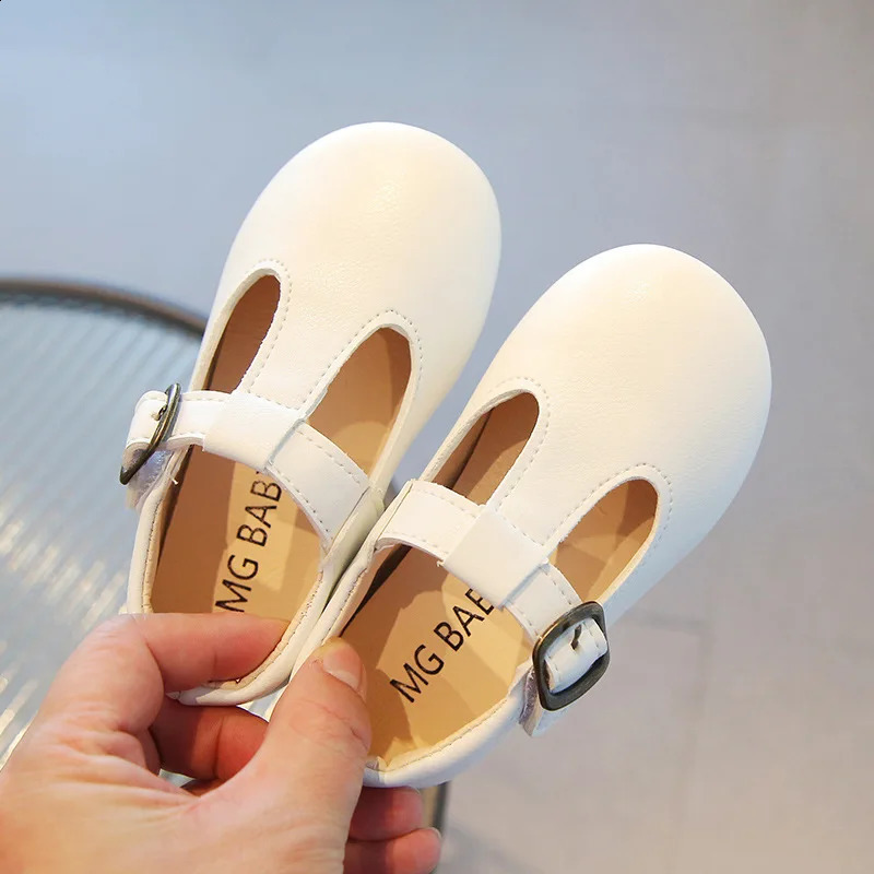 Spring and autumn childrens shoes with leather straps girls boys non slip Mary Janes baby buckle strap apartment 250319